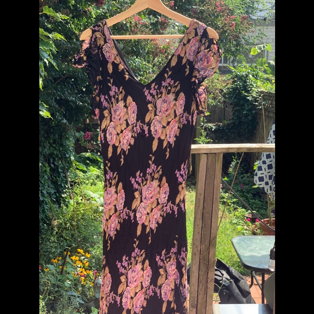 Feminine flowing midi dress - Picture 2 of 4